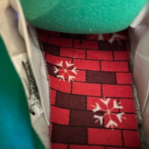 Nike SB Dunk Low Candy Cane Striped Tennis Shoe - Picture 15 of 16